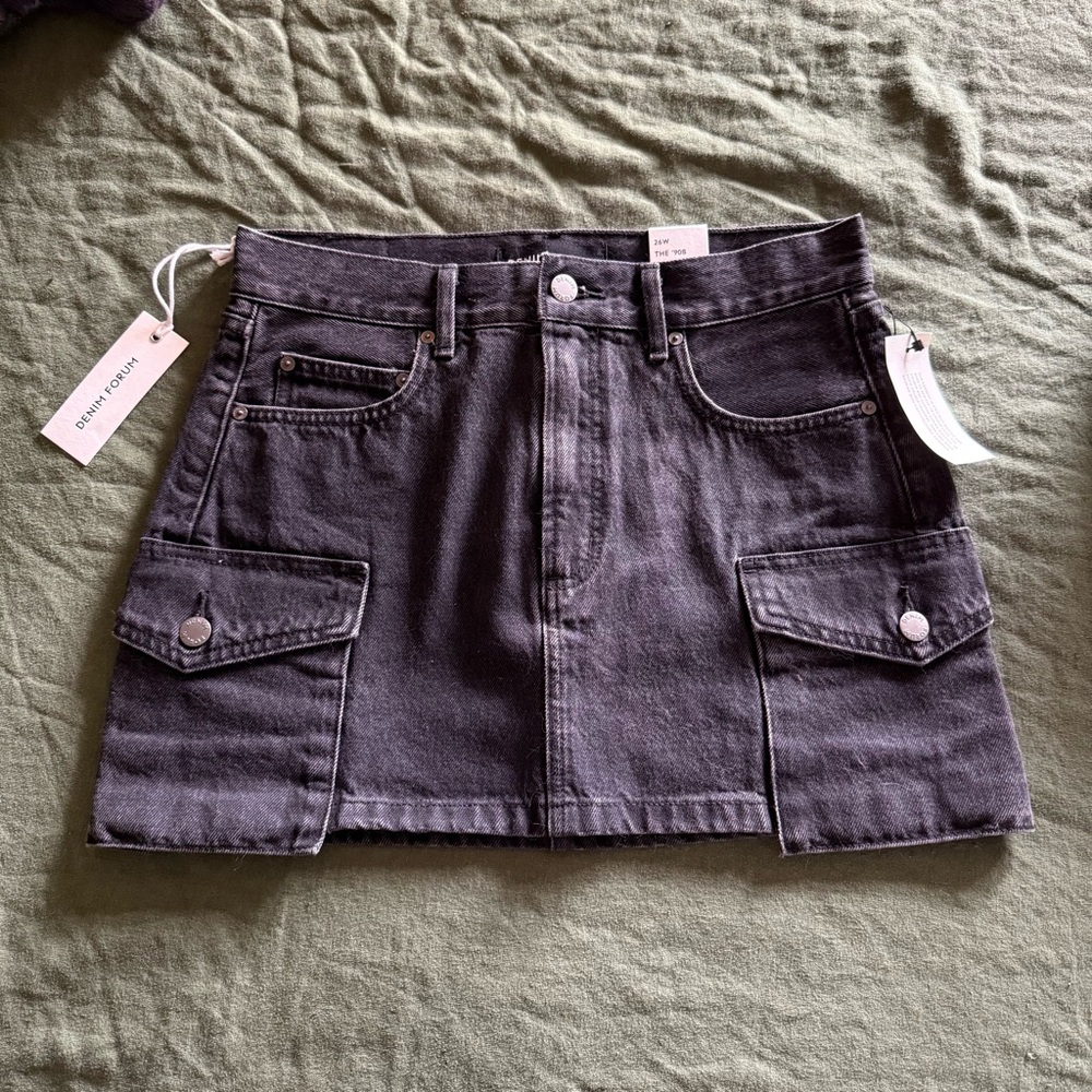 NWT Aritzia Denim Forum the 90s mid rise black cargo mini skirt 26